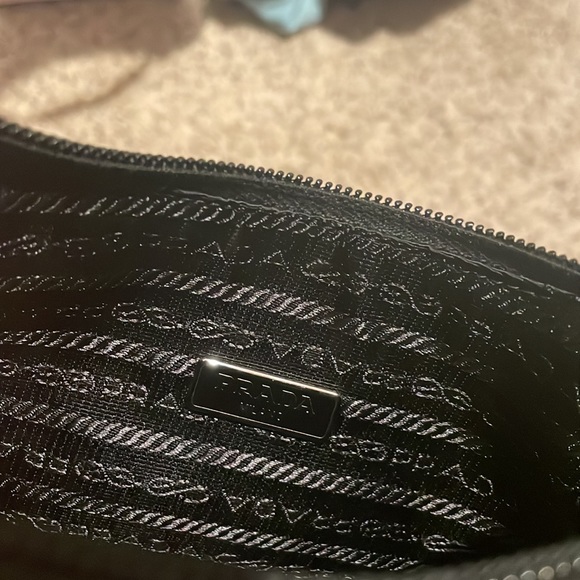 ❌❌ SOLD ❌❌ Prada Re-Edition 2000 Zip shoulder bag - Picture 6 of 14